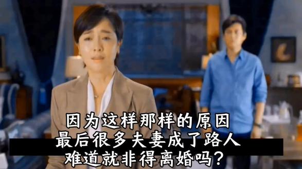 电视剧《如果岁月可回头》剧情简介
白志勇(靳东饰)、黄九恒(李宗翰饰)、蓝天愚(李乃文饰),三个中年男人,几乎在同一时间遭遇了婚姻滑铁卢,先后成为失婚男。三个从无交集的男人一起进行了一次自我治愈的澳洲之旅,并与导游也是一家酒吧老板的江小美(蒋欣饰)结识。都说幸福的家庭都一样,不幸的家庭各有不同。三个大男人慢慢了解到彼此的婚变始末,江小美的酒吧成为三个失意男倾诉痛苦、敞开心扉的去处。随着来往渐频,三个男人也知道了江小美心中不为人知的过往和心酸。几个人彼此携扶,开始了生活、情感、事业的全新体察。虽然各自遭遇不同,但三人同行,相扶打气,最终,获得新生,寻回来时的路。三位妻子亦在他们的重生中,看到了全新的丈夫。江小美也得益于三人帮助,解决了自己的困境 。#因为一个片段看了整部剧 #婚姻爱情