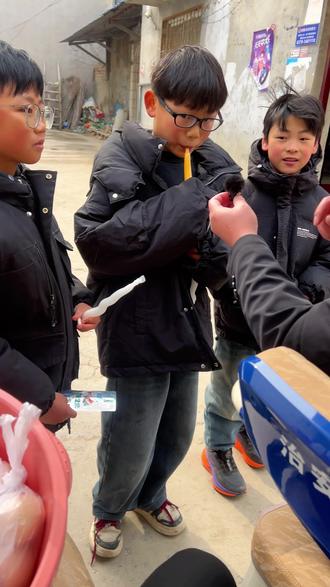 我们这边禁止燃放烟花爆竹,你们那边呢?#拍摄现场直击 #农村风俗传统