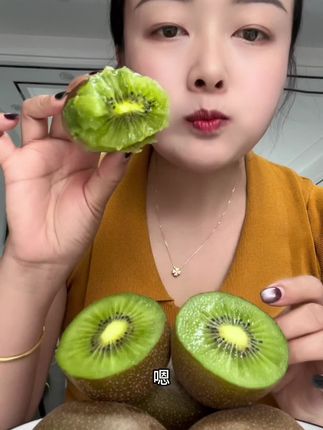 喜欢吃猕猴桃的看过来,我真的是每一年猕猴桃下来了 我都会买个两箱吃一下。 老人小孩孕妇都可以吃。 #强烈推荐#软糯香甜 #应季水果 #太好吃了