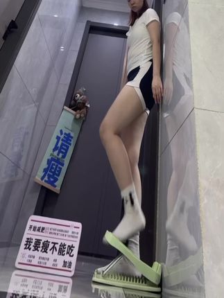 别小看这个拉筋板,它堪称脂肪粉碎机,它可以刺激腿部肌肉,每天坚持30分钟,一个月后你会回来感谢我的#小腿拉筋板 #漫画腿养成记 #直腿训练 #臀腿训练 #好身材练起来
