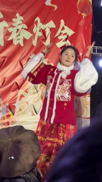 大年初一逛灯会,就来2026济南新春灯会。园区灯光璀璨,花灯造型精巧,夜晚氛围感十足。每天晚上安排丰富的文艺演出,非遗打铁花场面壮观,篝火晚会轻松欢乐,烟花缓缓升空,适合家人朋友一同前来休闲游玩。#2026济南新春灯会#春节游玩