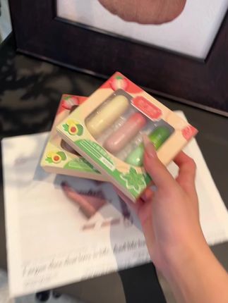 入秋的第一件装备必须是润唇膏啊!卷来9.99三只还是不同果味~草莓、薄荷、牛油果,嘴巴水水嫩嫩真的很加分~#润唇膏 #学生党好物推荐 #又便宜又好用 #唇部护理 #润唇膏推荐