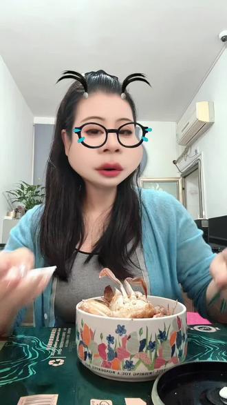 520的幽默文案来啦😎 .❶
一年一度的520又要到了✨
实在找不到人表白,只能对祖国说:“我爱你❤️”
❷
祝大家拥有爱情💌
而我,拥有金钱和快乐💰😎
❸
好开心🥳
再过1天就可以在垃圾桶捡花和礼物了🗑️💐
❹
别着急,520总有一个男孩子手捧一束花走到你面前🌸
然后对你说:不好意思,让一下!🙋♀️
❺
你问我520怎么过?🤔
大人不记小人过🤷♀️
❻
你们就尽情的晒转账吧💸
我看看这两天找谁借钱😅
❼
你有你的520,我有我的502✨
不是很甜,但是很黏🥤
❽
520你们缺电灯泡吗💡?
坐着吃饭不说话的那种,吃完我就走,真的还可以帮你们拍照📸,修图我也会✨
❾
520有人送金、有人送银、有人送花💐
我怕没人送自己,把三样都买齐了
金银花真的很去火🔥
❶⓿
历史总是惊人的相似📅
去年520我单身,今年520我还单身🥲