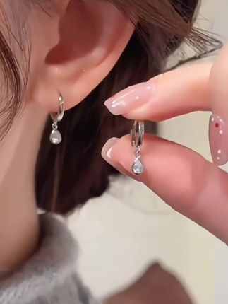 水滴造型自带优雅感,百搭不挑风格,日常通勤或约会戴都合适~#精美耳饰 #时尚饰品 #修饰脸型 #美出高级感 #仙女必备 @DOU+上热门 @巨量千川