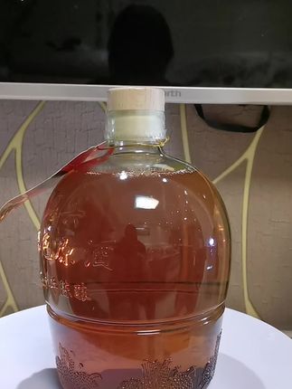 绍兴古法手作20年陈酿黄酒 时光窖藏的琥珀醇香,每一滴都是岁月馈赠!精选优质糯米+鉴湖源头活水,遵循非遗酿造工艺,历经20载自然沉淀,口感醇厚顺滑,酒香层次丰富~佐餐提鲜解腻,自饮收藏两相宜!限量窖藏款,懂酒的人都在抢!点击下方小车,把这份陈年韵味带回家!#绍兴老黄酒#花雕酒 #绍兴黄酒 #好喝不贵 #生活服务热点中心 @DOU+小助手 @抖加🔥上热门🔥dou+🔥热点宝