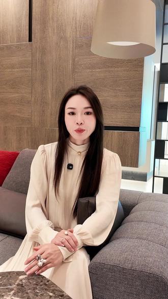 沙发往前挪1米,不拆不改秒变杂志感别墅! 不拆不改,沙发往前推1米,客厅立刻拥有“呼吸感”!😍
很多人担心沙发后留空浪费,其实这里才是打造高级感的关键!✨
分享4个简单思路,让沙发背后成为家里的“第二视线焦点”:
1️⃣ 长桌+艺术组合
实木长桌+悬浮吊灯+艺术画册,秒变阅读/办公/咖啡角落。
2️⃣ 半高柜+端景台
定制半高柜,台面放雕塑或绿植,收纳与美感共存。
3️⃣ 双面沙发+矮书柜
用矮背沙发搭配书架,自然隔断,营造包围式客厅。
4️⃣ 极简留白+标志单品
一把中古椅、一株高大植物,用少即是美打造记忆点。
沙发离墙,不仅是布局解放,更是生活方式的升级🌟
回流动线、通透视野、功能叠加…小家也能住出“大宅气场”!
你最喜欢哪一种?留言告诉我👇
需要专业软装建议?随时私信!
-
↘︎D.SH丨大宅设计
专注上海顶级别墅与大宅全案设计
独栋丨合院丨叠拼丨联排丨大平层
预约金奖设计师,开启您的私宅定制之旅
↘可承接别墅大平层装修
保利世博天悦丨天潼198丨翠湖天地六期 丨云锦东方三期丨华侨城苏河湾丨尚海湾豪庭丨檀宫丨露香园天誉丨香港置地启元丨绿城黄浦湾丨翠湖天地隽荟丨中海恒昌玖里丨融创外滩壹号院丨滨江凯旋门三期丨汤臣一品丨古北壹号丨嘉里金陵东路丨中粮海景壹号丨凯德茂名公馆丨云锦东方二期丨翠湖天地五期丨海泰北外滩丨上海天玺丨滨江凯旋门丨财富海景花园丨华府天地丨浦开江南里丨金臣颐墅丨宝地东郊丨浦发虹湾丨尼德兰半岛丨黄浦江南里丨前滩百合园丨上海紫都晶园丨安澜西郊丨闵行五坊园丨浦发仁恒有园丨联仲都悦汇丨海德壹号丨摩登江南丨海上溪云丨桃花源丨弘安里丨上海院子丨御品园林丨华润前滩润璟丨品尊国际丨绿城外滩兰庭丨大华锦宸府丨海玥黄埔源#上海别墅装修 #别墅装修设计 #全案设计全案落地 #实景落地 #大宅设计