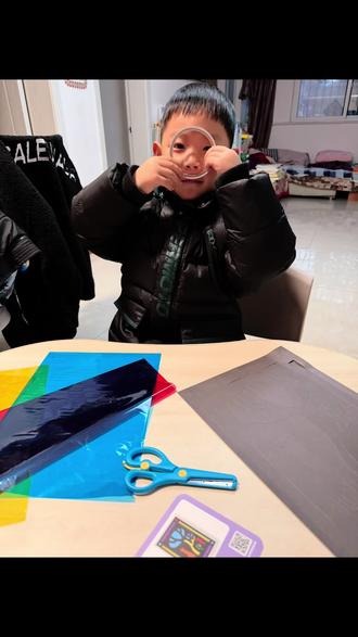 宅家做手工——美丽的花窗🌸
#我家小暖男正在慢慢长大 #陪伴亲子时光 #手工 #记录宝贝的点点滴滴