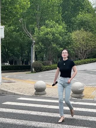 #牛仔裤穿搭 #牛仔裤 #路人视角 #穿搭