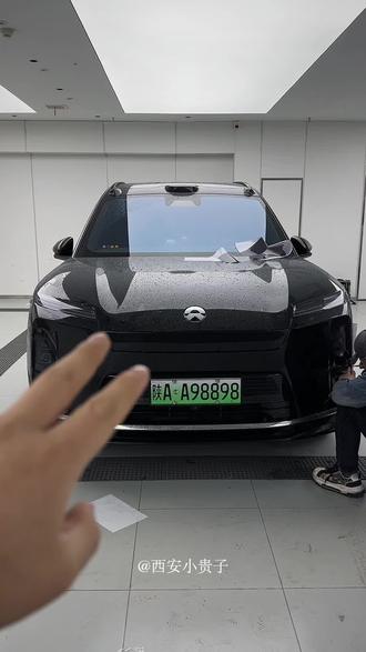 蔚来ES8贴完熏黑灯膜,实测口碑介绍又来两台 最近几天蔚来ES8直接把熏黑灯膜贴爆了,为什么贴?贴完会影响亮度吗?贴完需要备案吗?贴完撕下来会留胶吗?熏黑灯膜都有什么品牌?要怎么选?我知道喜欢它,但这些是不是都是你们的顾虑?我们选择的是一线进口品牌STEK,专门为大灯研发的熏黑灯膜,他的高透光,耐高温,隔绝紫外线,撕膜不留胶,质保十年,防划痕石子蹦,保护大灯还能提升颜值,喜欢熏黑灯膜,除了STEK,我真不建议贴其他,要么不贴,要贴咱就贴STEK#熏黑灯膜 #stek熏黑灯膜 #汽车贴膜分享