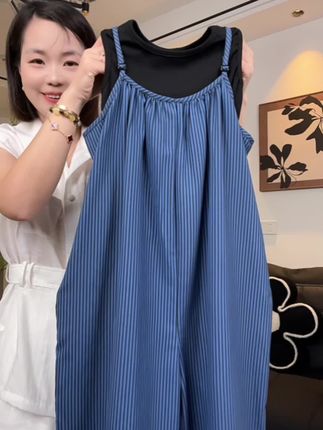 这届设计师真的太懂女孩子了!这么潮酷,凉快又省心的阔版背带裤套装,哪个小女孩儿能拒绝啊~阔版细肩带背带裤,搭配克莱因蓝竖条纹,时髦洋气还修饰身形,搭配简约小背心,假期的松弛慵懒感直接拉满!颜值,品质,双双在线。喜欢给女儿穿潮牌,穿高货的妈妈们,真的可以给女儿尝试下!#潮童穿搭 #女童套装夏季 #女童背带裤套装 #女童穿搭 #女童套装