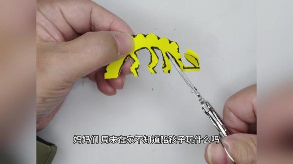 创意手工 剪纸 向日葵 让孩子动手动脑 准备的材料:正方形纸,画笔,剪刀。
选择黄色方形纸
1:将正方形的纸对折。
2:画出向日葵边缘。
3:沿边缘剪切。
4:画出阴影部分.
5:剪出出向日葵阴影部分。
6:展开,作品完成。
运用的知识:数学中的轴对称。