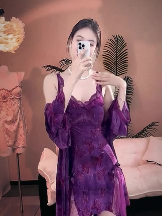 穿上这款紫色睡裙,美美睡觉不怕半夜想退货! 姐妹们!这款超美的蕾丝睡裙真的太好穿了!!关键现在拍一发三还包运费险!不买就亏啦~