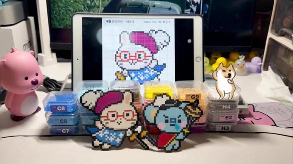 沉浸式拼豆🫘,图纸生成不易,急需赞赞来安慰🥹#晒出我的拼豆作品 #创作者中心 #创作灵感 #拼豆 #情侣拼豆