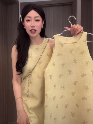 法式淡黄碎花无袖连衣裙女2025新款初夏日穿搭漂亮绝美气质小裙子#夏季新款 #无袖连衣裙搭配 ##穿搭 #气质小裙子