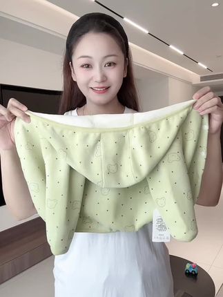 这种双面奥利绒的开衫外套真的是那个宝宝秋冬必备款!品质巨好!男女宝都可以穿!#高品质童装 #谁穿谁好看系列 #萌娃穿搭 #开衫外套 #加绒保暖