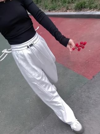 在这细碎的生活里,一个懂你辛苦的人,胜过一群懂你笑的人,千言万语不如一句,“我懂你”#小个子女生#休闲风