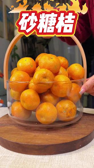 广西砂糖桔,现摘的甜到心尖啦 #砂糖桔 甜又甜,一个一个像汤圆。圆滚滚香味浓,剥开像个大灯笼。金灿灿寓意好,橘子招财又进宝。清甜多汁味道香,吃了一筐又一筐。#快来一起尝个鲜 #一口一口把你吃掉 #水果自由 #点亮新鲜生活