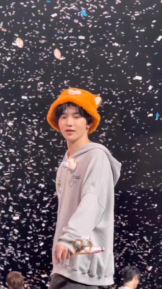 “为什么哭~?”“你好喜欢我吗?”“我也喜欢你”
章昊真的可以说出我要爱你一辈子这种话
这也是我们双向奔赴的爱#章昊#zerobaseone#爱豆