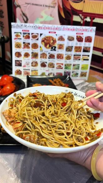 万松园的美食千千万,这家蟹脚面馆子你们一定不要错过,他们家烧烤也都非常的新鲜,本地人大力推荐。#万松园美食 #蟹脚面 #蟹黄面 #烧烤 #烧烤呀撸串呀