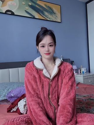 “十年前,大多女孩的婚姻观是,不管他家条件怎么样,哪怕他没有钱,没有房子没车子,只要他对我好什么都会有的。十年后,才发现再好的青春,也换不回美好的回忆,曾经那个不图房不图钱,不图车的你现在过的好吗?#在家的状态#睡衣家居服