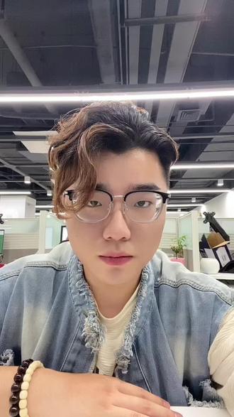 中考结束了就等于可以放松了?大错特错 中考结束带孩子旅游两个月?你以为是奖励,其实是挖坑。
第一种学生:考完就放飞 6月中考结束,立刻订机票、住酒店、刷景点。7月玩完国内玩国外,8月在家躺平打游戏。两个月没碰过书,笔都不知道放哪了。 第二种学生:考完衔接 休息一周,立刻投入初升高衔接。预习高中数学函数,提前背完3500词,物理力学框架搭好。两个月下来,必修一已经滚了两遍。 开学第一天—— 第一种学生:上课像听天书,笔记记不全,作业写到凌晨,第一次月考直接跌到中下游。 第二种学生:老师讲的他预习过,课堂节奏跟得上,第一次月考稳在前十。 同样的中考分数,同一个教室,两个月后已经是两个世界。
这不是天赋差距,是暑假差距。 初中到高中,跨度有多大?这么说吧: 初中数学:解方程,套公式。 高中数学:抽象函数、立体几何、导数——你套什么公式?你得自己推。 初中英语:背1600词,看懂短文。 高中英语:3500词打底,长难句像绕口令,阅读理解一篇错三个是常态。 初中物理:记现象,背结论。 高中物理:受力分析、牛顿定律——一个斜面能画五六个力,错一个全错。 初中靠背能拿高分,高中靠背只能拿及格。这不是努力的问题,是思维断层的问题。 两个月不碰书,你的初中思维直接生锈。开学再想捡起来?别人已经跑出去两圈了。
各位家长们孩子们,对于初升高有疑问的随时可以私信🙈🙈🙈#中考结束了带孩子出来轻松一下 #初升高衔接 #暑假初升高衔接
