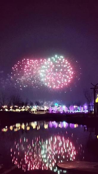 💥是谁把浪漫揉进了夜空?!🎆粉白烟花炸开的瞬间,湖面都跟着blingbling✨
