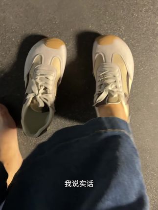 谁懂啊!这双德训鞋真的太好穿了,它是那种软乎乎的脚感,而且超级百搭,不管是配牛仔裤还是小裙子都很好看,穿上它走路逛街一整天都不会觉得累,分分钟卸下你的疲惫感。#哎呦喂你鞋真好看 #鞋子推荐 #休闲鞋