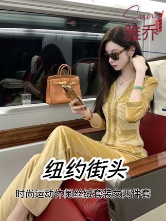 懒得洗头,没有化妆,这一套戴个墨镜,直接明星出街~#丝绒套装 #懒人套装 #气质穿搭 #秋季新款穿搭 #美的毫不费力