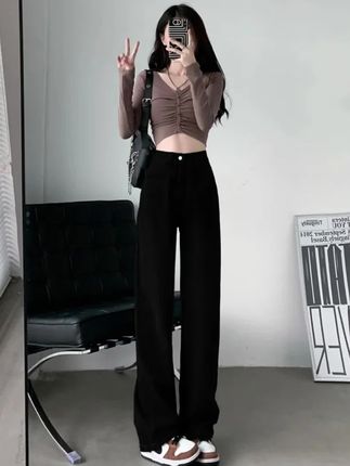 姐妹们真的要试试这条窄版阔腿裤,它不像普通阔腿裤那样松垮,上身更立体有型!而且它是高腰设计,能很好藏住肚子上的肉肉,腿粗胯宽的女生也能轻松驾驭,穿上秒变大长腿。#牛仔裤 #秋季穿搭 #今日穿搭look