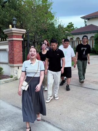 乡妹朱朱早8点361运动鞋服超品日