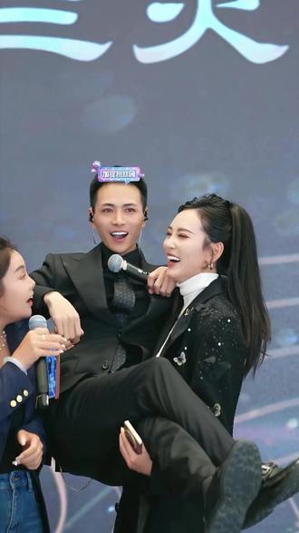 索图让“小姨子”公主抱-三火6周年庆典第一天嘉宾合集 三火6周#年庆典第一#天#嘉宾合集#三火6周年庆 #、索图让“小姨子”公主抱#索图让“小姨子”当众公主抱 索图让“小姨子”当众公主抱