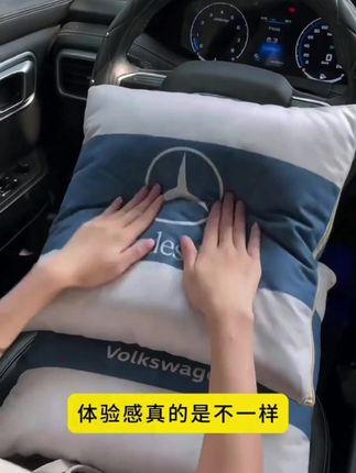 暖到心尖的睡眠搭档! 软乎乎云朵被治愈系抱枕套装来啦!被芯蓬松如云朵,裹着像陷进阳光里;抱枕亲肤透气,靠沙发、抱睡都超舒服。#车内饰品 #抱枕被子两用 #车内抱枕 #抱枕被 #车内饰品摆件 @DOU+小助手 @抖加🔥上热门🔥dou+🔥热点宝