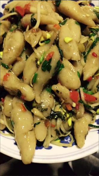 漂泊思念家的味道,当然会想起既可作菜也可当主食,一举两得的民间美食灰汁果,用梗米特制而成,无论清蒸还是炒,吃起来十分爽口,回味中有种家乡的清香缠绵……