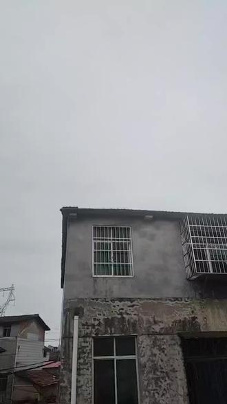 震天响 刚浏阳烟花爆炸过去不久,湖北也地震发生了!@今天岳阳市内震天一响,窗户都震响了,市民以为地震了!@岳阳市民你们都听到了吗?#地震
#音爆 #安全
