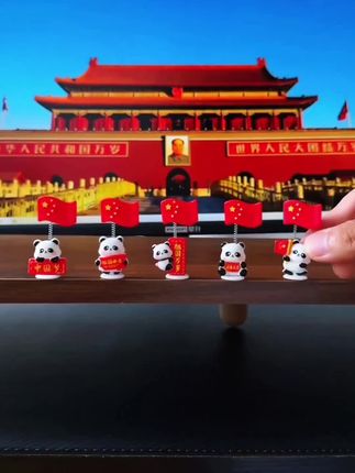 新款爱国熊猫红旗装饰摆件, 车内中控台红旗摆件办公电脑摆件电动车装饰来了,给家里车里都安排上氛围感满满,气氛十足#汽车摆件#红旗摆件#汽车装饰#汽车用品