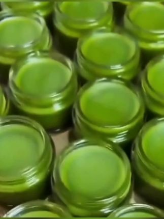 柿叶猪油膏 #抖音热点宝 柿叶猪油膏每天擦在脸上斑斑点点没有,