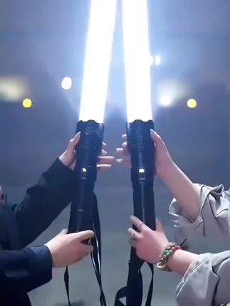 天火苍龙强光手电筒超亮激光户外露营家用远射便携超长续航照明灯 #户外用品 #多功能手电筒 #手电筒 #户外照明 #强光手电