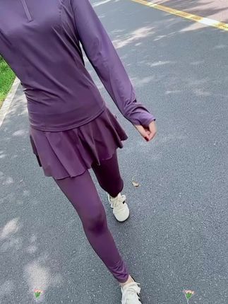 如紫色野花💜不起眼却蓬勃,在大自然里,我们是自由的,紫色之所以温柔,是因为它既有红的热情,也有蓝的克制,紫色是梵高的偏爱,莫奈的独宠,也是我从小到大最爱的颜色所以,就去成为自己想要的样紫~ #瑜伽日常 #紫色的浪漫 #人间绝绝紫 #瑜伽穿搭#穿搭