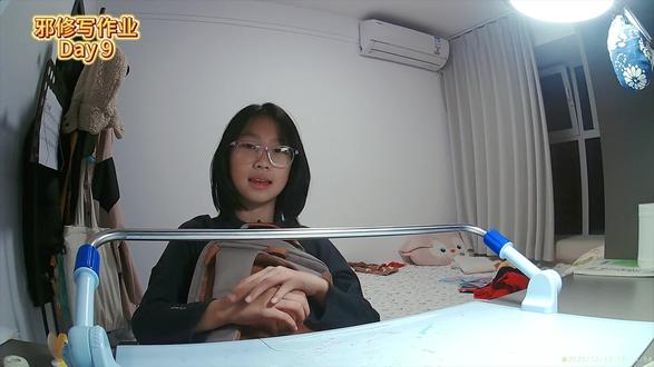 是啊,养着养着就贪心了
明明最初只愿她平安健康
可是后来却忍不住计较成绩,操心前程
这份悄悄滋长的谈贪心,藏着我最矛盾的爱
既想让她轻松自在,又怕她前程坎坷……
#五年级 #邪修写作业 #小学生作业 #成长日记vlog #家庭教育