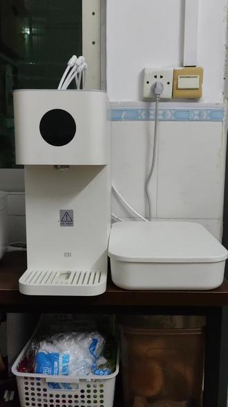 小米净饮机改通用滤芯,之前改的时候被大家吐槽说管线太乱了,现在我重新升级了一下,机器到滤芯只有三根管子出来,并且滤芯全部隐藏式安装,这样的效果大家觉得满意嘛?#小米净水器 #小米净饮机 #小米净水器改装 #小米 #台式净水器