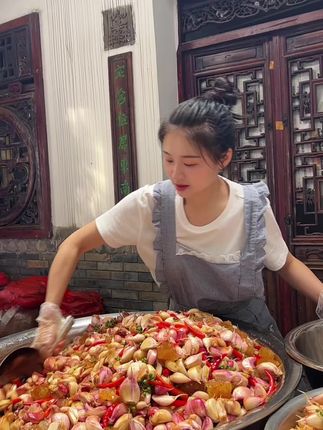 新鲜大蒜10斤剥瓣洗净控干水份,放盐1斤,白醋2瓶,酱油1大瓶,老冰糖1斤,花椒姜小米辣各 2两,拌匀入坛,食盐撒在坛口密封即可!不喜欢吃甜的,记得不放冰糖即可,入坛密封2个月就可以开坛了#真材实料好味道 #美食教程分享#泡大蒜