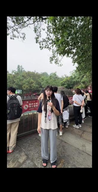 🎇乐山大佛景区春节ju详细保姆级旅游攻略🎇
😜宝子们,春节来乐山大佛景区玩耍,这份攻略一定要收藏好!
🎫前期准备:
• 提前预订门票🎫,白天游山 80 元/人,夜游凌云山 80 元/人(全景套票 138 元/人),白天游江 70 元/人。一米二以下儿童及六周岁以下儿童部分项目免票,具体在相关平台查看哦。
• 确认开放时间🕙:白天游山 08:00 - 17:30,夜游凌云山 1 月 29 日(大年初一)运营,淡季(10 月 8 日至次年 3 月 31 日),旺季(4 月 1 日至 10 月 7 日),白天游江冬季运营时间 10 月 8 日 - 次年 3 月 31 日。
• 准备好身份证、学生证等证件,舒适的鞋子👟,保暖衣物🧥,充电宝等。
🚗交通指南:
• 外部交通:
- 飞机✈️:先到成都双流国际机场,然后转乘机场大巴或高铁到乐山。
- 火车🚄:到成都火车北站或东站,再转高铁或动车去乐山。从成都坐高铁到乐山约 1 小时。
• 内部交通:
- 公交🚌:乐山市内 302 路、K1 路、601 路等可直达景区。
- 打车🚕:也可以选择滴滴打车等方式前往景区。
🗺游玩攻略:
• 白天游山:徒步凌云山,近距离感受大佛的雄伟,还能参观周边寺庙。
• 夜游凌云:欣赏美丽的夜景,感受不一样的氛围。
• 白天游江:乘坐游船,从江上领略大佛和三江汇流的壮观。
🚘停车指南:
景区有 25 个停车场,共 7568 个停车位。旅游车辆在南片区停车后可选择步行或换乘公共交通,大巴停在根书停车场,庙会游玩车辆停在嘉州长卷 1 号停车场。
🍱美食推荐:
• 乐山钵钵鸡:鲜香麻辣,超满足😋。
• 乐山甜皮鸭:皮脆肉嫩,甜而不腻。
• 跷脚牛肉:汤鲜味美,不容错过。
🏨住宿安排:
可以选择在乐山市区的酒店或民宿,出行方便。
💡注意事项:
• 春节期间游客多,建议早点出发,错峰游玩。
• 游船发班时间会因水位和天气变化调整,出发前确认好。
#乐山大佛景区 #乐山大佛旅游攻略 #乐山 #乐山美食
