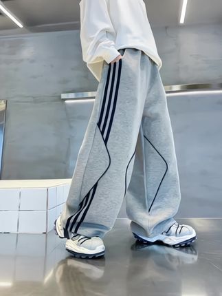#我要上热门 【春秋潮动,活力随心】 专为6-12岁男孩设计的休闲运动长裤,柔软面料弹性不束缚! 简约时尚版型,校园户外轻松驾驭,运动跑跳自由自在。 多色百搭,轻松配出潮流造型。 让宝贝尽情释放活力,畅享舒适童年#秋冬穿搭 #百搭裤子 #谁穿谁好看 #爆款热卖中 @DOU+小助手 @DOU+上热门 @巨量千川