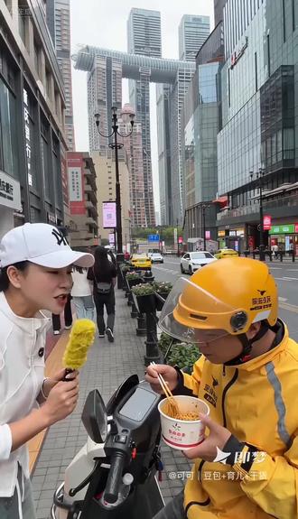 请问吃什么不用嘴,欢迎评论区一起互动#街头脑筋急转弯 #即梦AI #AI分身戏精大赛 #我的AI分身杀疯了