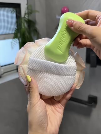 有了这个再也不怕香皂拿在手里出溜滑了,不管什么香皂放在#香皂沐浴球 里都能打出绵密的泡沫,洗澡也超级舒服#搓澡神器 #爱了爱了 #提升幸福感好物 #我捡到宝了