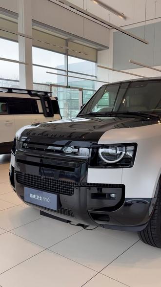 全新26款路虎卫士110X版本现在卖80.6万
官方指导价104.99万
这个是分期裸车的价格
全款裸车88万
如果要25款的话
还能在这个价格上再便宜3万左右
方正虎眼大灯 蚌壳式引擎盖 外挂全尺寸备胎
搭载3.0T直列六缸+48V轻混
最大马力400ps
预算100以内
想要一台能越野 能商务 能带娃的全能选手
那这台是你不二的选择#路虎#路虎卫士#26款路虎卫士 #新车推荐