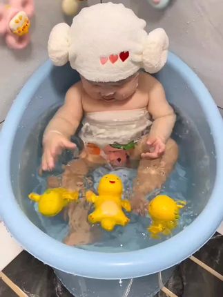 宝宝不爱洗澡妈妈们赶快安排几个小奶龙,都不想出来了,#洗澡玩具 #戏水玩具 #奶龙#母婴好物