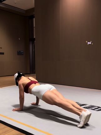 这个俯卧撑标准吗#肌肉是女人最贵的奢侈品 #自律打卡