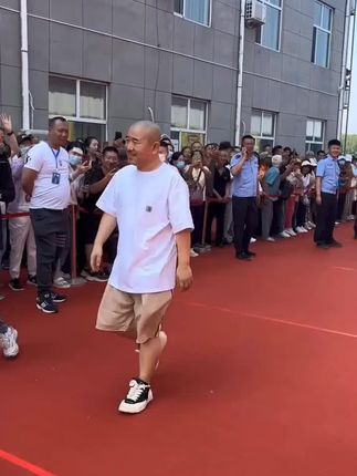本山老师徒弟们参加完牛牛的活动,大伙一起吃饭真热闹#五常大米稻花香 #本山传媒演员