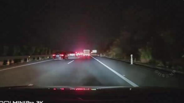 高速堵车别乱停!这步做错 必被追尾 #高速行车安全 #追尾 #开车注意安全 #新手驾驶